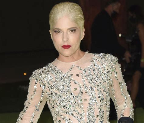 Selma Blair Reveals Drinking Since Age 7, Rapes in。